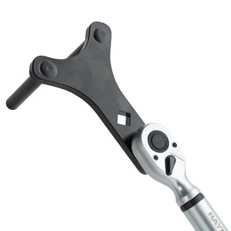 Инструмент для демонтажа нижней маятниковой руки автомобиля экономит усилия