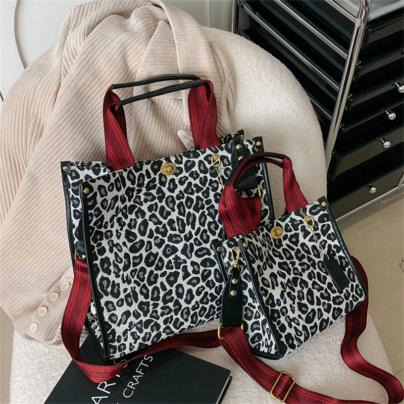 Bolso con estampado de leopardo para mujer 2024, nuevo bolso tote retro de moda para ir al trabajo, con hebilla texturizada, bolso bandolera de un solo hombro.
