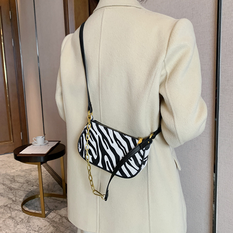 Versatile Leopard Print Shoulder Bag Image 3