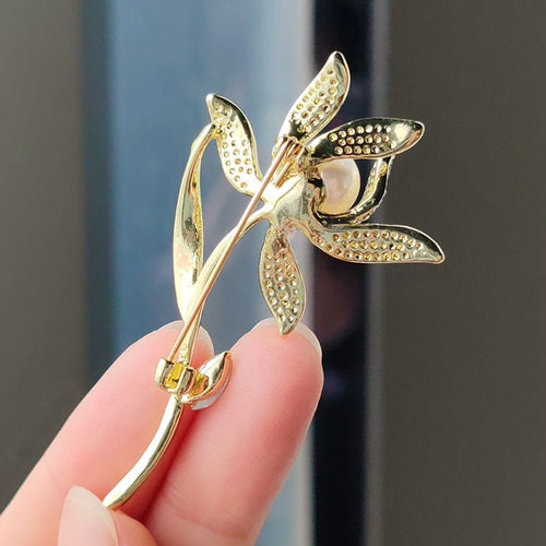 High-end fashion new light luxury Chinese style narcissus corsage for women inlaid with zircon plant brooch versatile clothing accessories factory