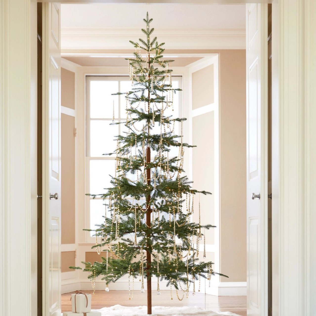 Árbol de Navidad verde de abeto hecho de material PE con luces blancas cálidas para decoración navideña del hogar y hoteles, abeto decorativo de Navidad.