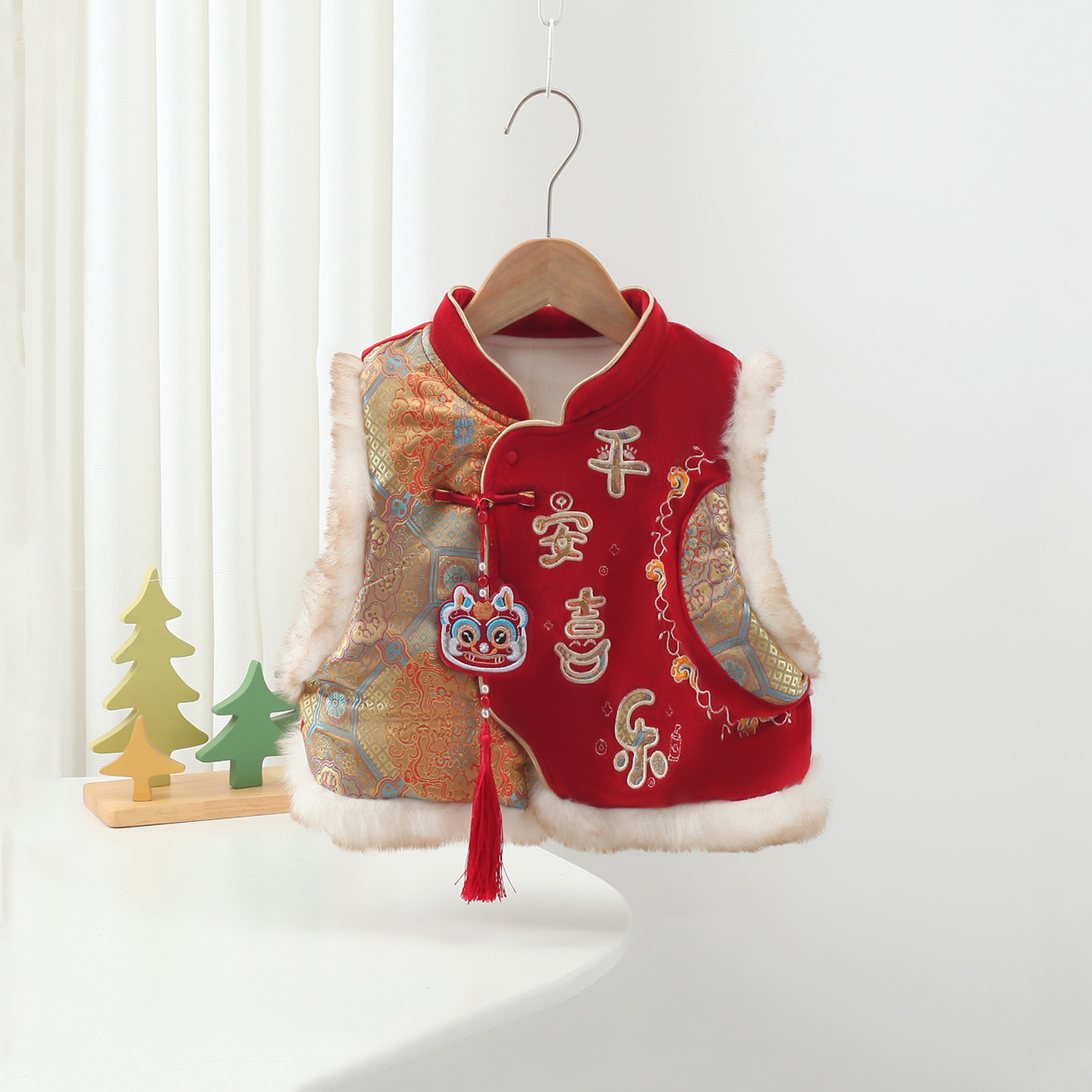 Baby vest, autumn/winter style, quilted cotton, 100-day-old baby's shoulder vest, fleece-lined for warmth, red festive style, suitable for outerwear.