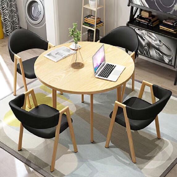 밝은 나무 색상의 데스크탑 + 밝은 검정색 가죽 의자