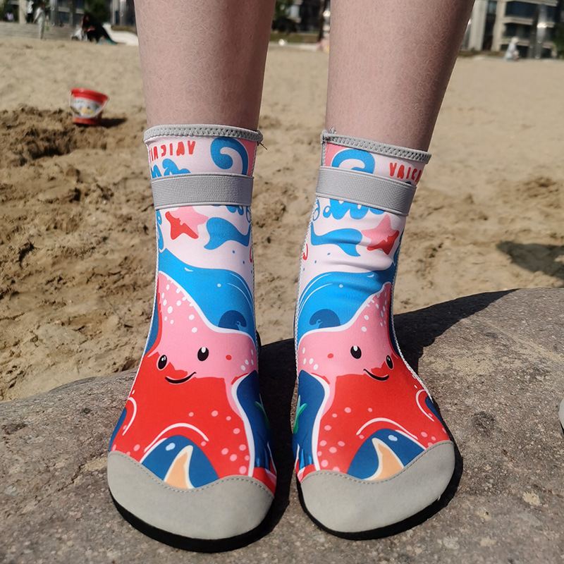 高筒ビーチ靴子供の海辺でダイビングします。|undefined
