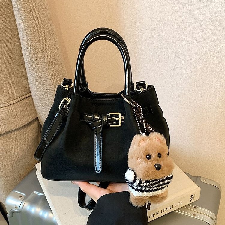 High-end, lightweight, and stylish commuter bag, 2026 new collection, niche and trendy, with an Instagram-inspired design, chic and elegant, available in black