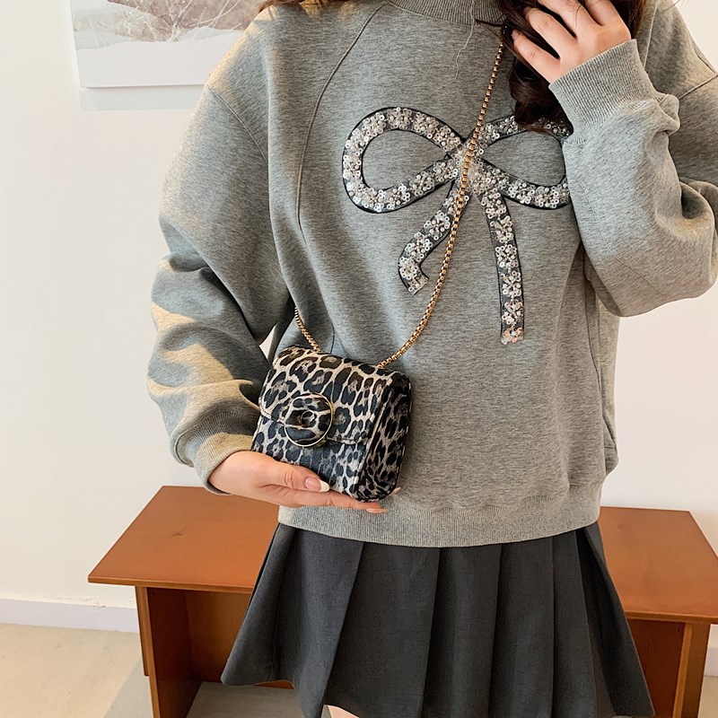 2024 otoño y invierno nueva moda estampada de leopardo de un solo hombro temperamento nicho de alta calidad cadena bolso de mochila pequeña bolsa cuadrada estilo extranjero