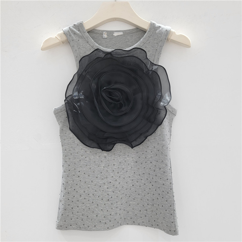 Perforación caliente con una atmósfera femenina de vacaciones chaleco de cinturón decorativo de flores tridimensionales sin mangas para el pecho con una camisa chic