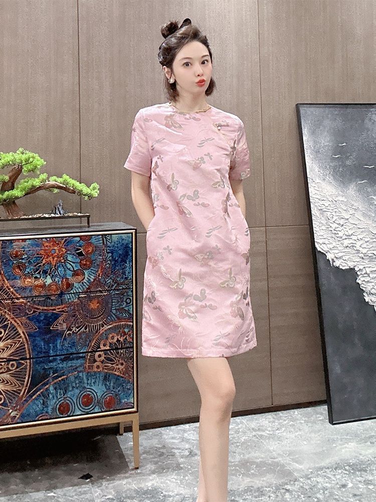 Đầm maxi sườn xám cách tân hoa nổi hồng phong cách Trung Quốc mới — Váy liền hoa nổi màu hồng chi tiết 4