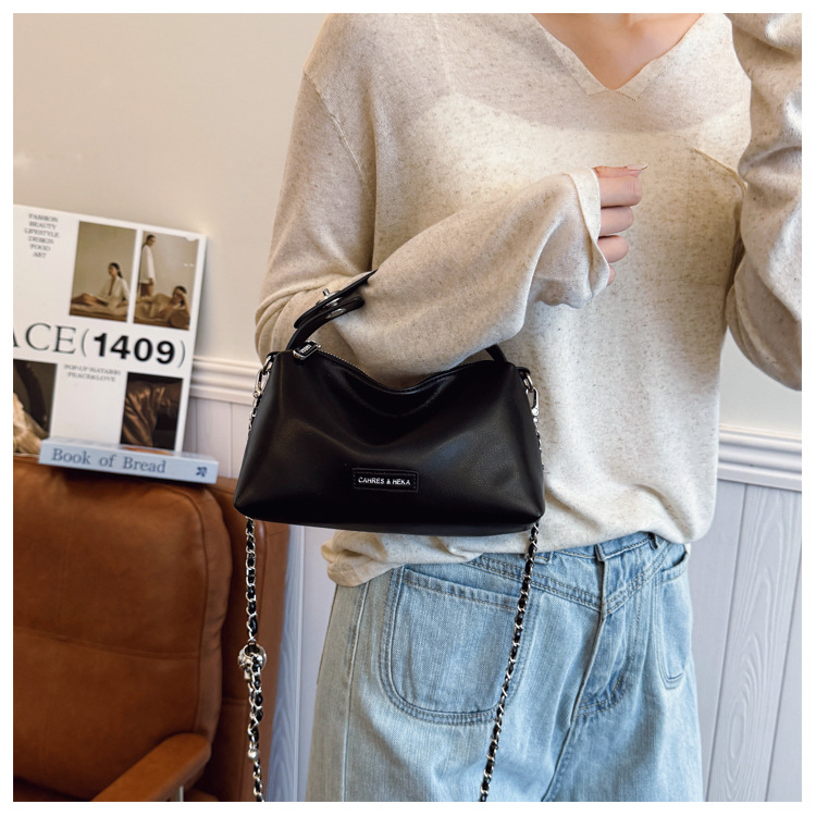 A stylish and elegant hand-held small square bag for women in the summer of 2025, featuring an Instagram-chic and high-end single-shoulder crossbody women's bag undefined