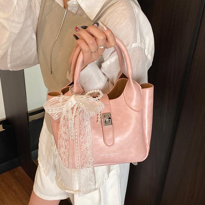 Coreano ultra caliente nicho bolso de cubo portátil para mujeres 2025 nuevo estilo de moda textura versátil alta sensación de hombro mochila