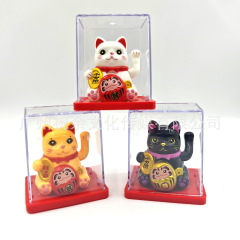 太陽エネルギーが自動的に手を振ってミニ招き猫が工芸品店を飾って車のアクセサリーに防塵カバーをつけた
