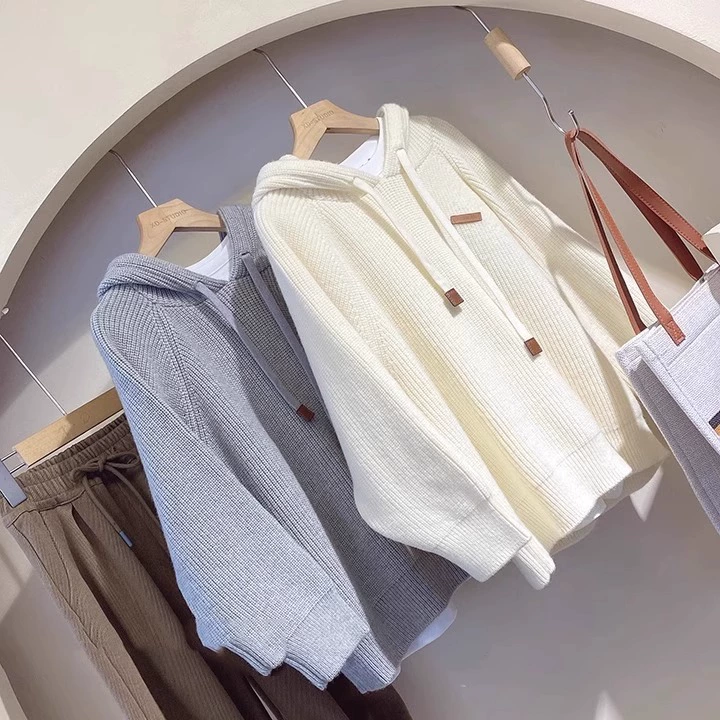 100kg однотонный вязаный свитер с капюшоном больших размеров для женщин, осень/зима 2025, модный универсальный трикотаж для похудения.