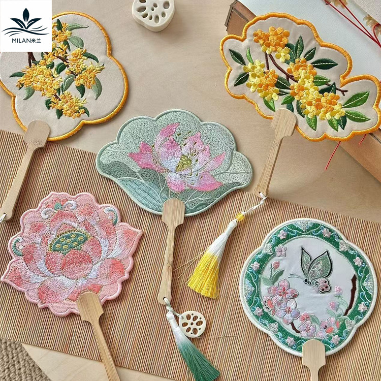 Regalos del Festival del Medio Otoño nuevos grupos bordados chinos materiales de embalaje floral Fan Decoración DIY pequeños ventiladores al por mayor