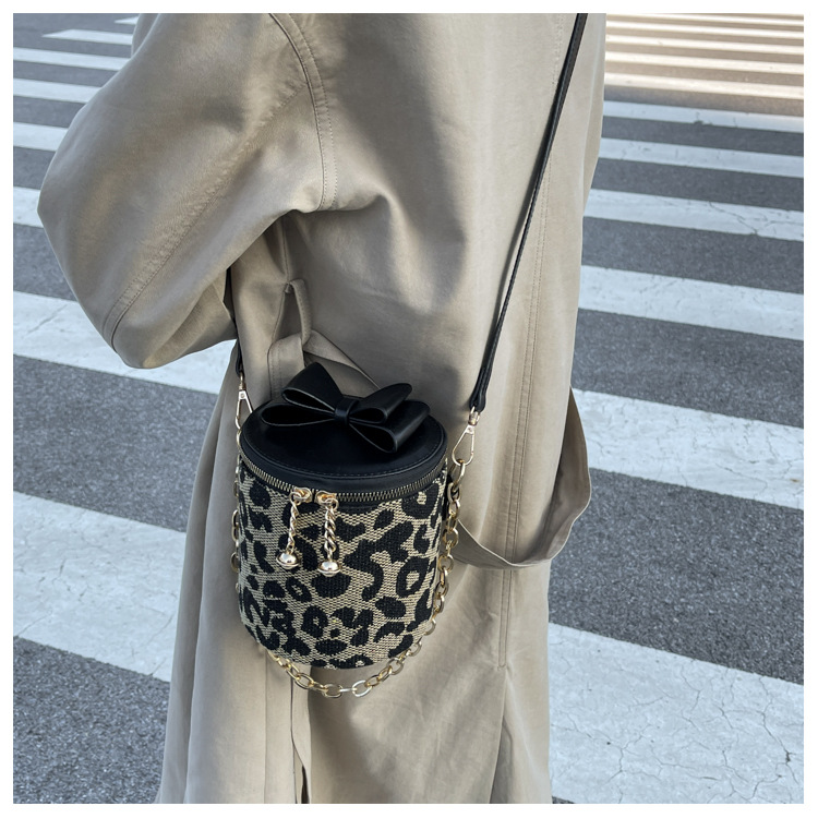 2021 New Bag Niche Fashion Leopard Crossbody Bag Autumn And Winter Bucket Bag display picture 7