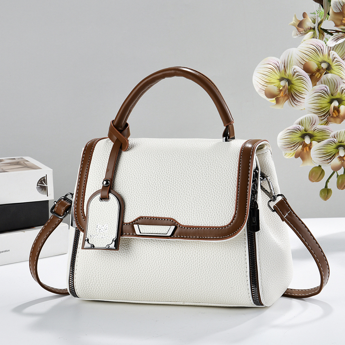 Popular classic color-blocked crossbody shoulder bag, stylish and elegant, high aesthetic value, niche luxury, light luxury small square bag