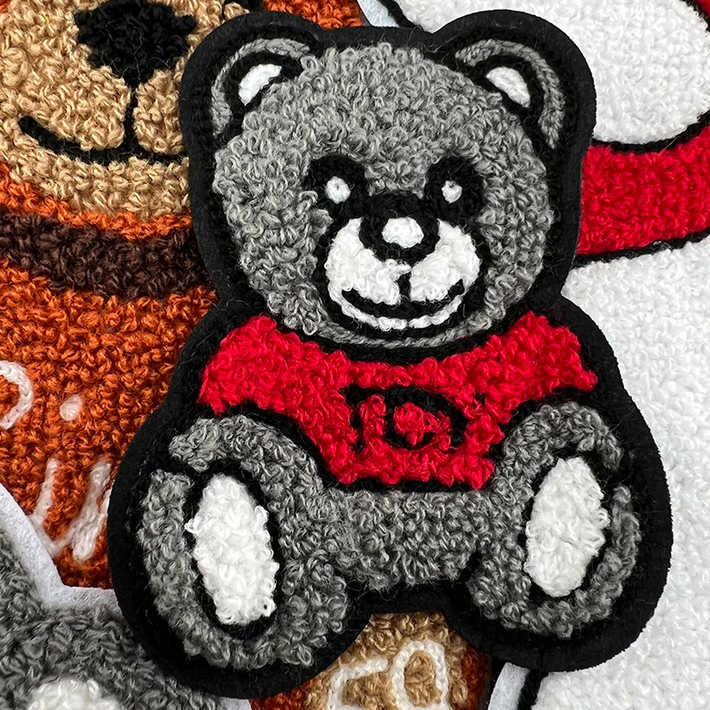 Toalla de oso de dibujos animados pegatinas de tela bordadas spot accesorios de ropa al por mayor ropa de oso abrigo parche de agujero