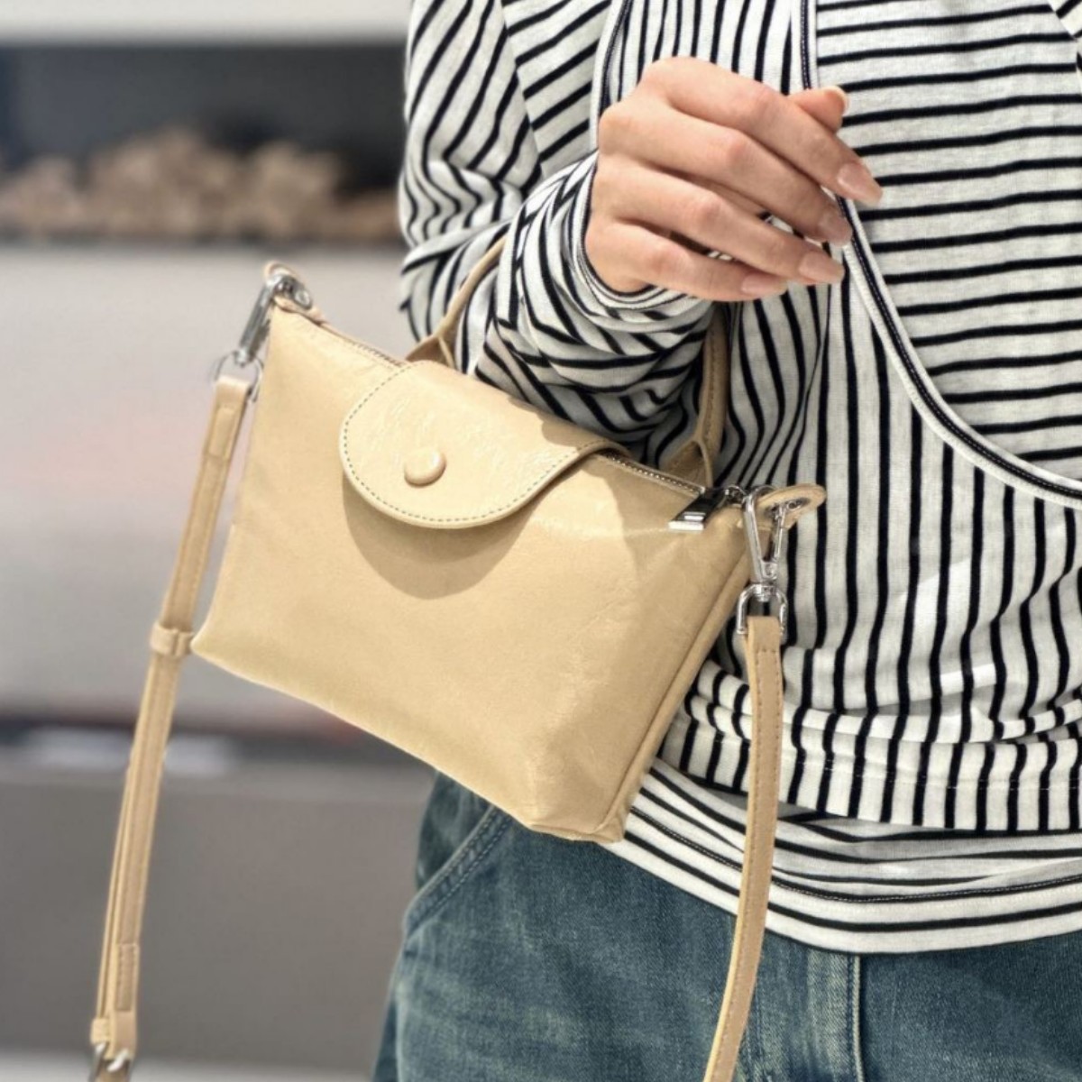 여성 가방 2025 새로운 국경 손으로 운반 된 크로스 바디 만두 백 정품 가죽 여성 가방 하이 엔드 미니 코인 지갑 휴대 전화 가방