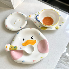 かわいいアヒルの陶磁器の漫画のセットの茶碗の釉薬の下でカラーします。