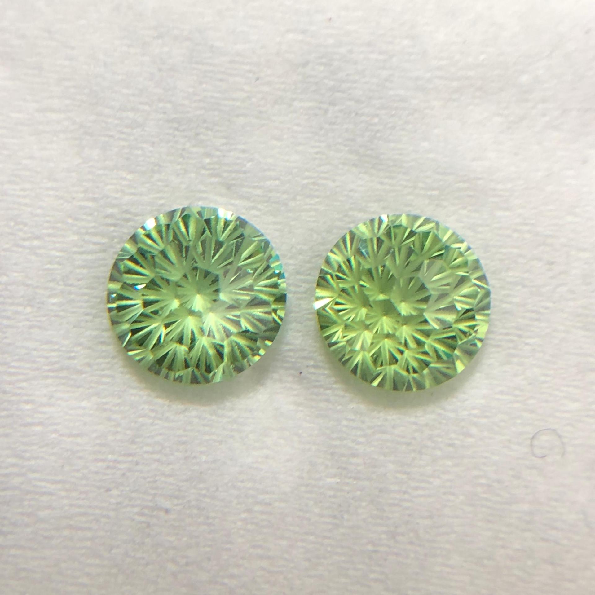 밝은 녹색 지르코늄