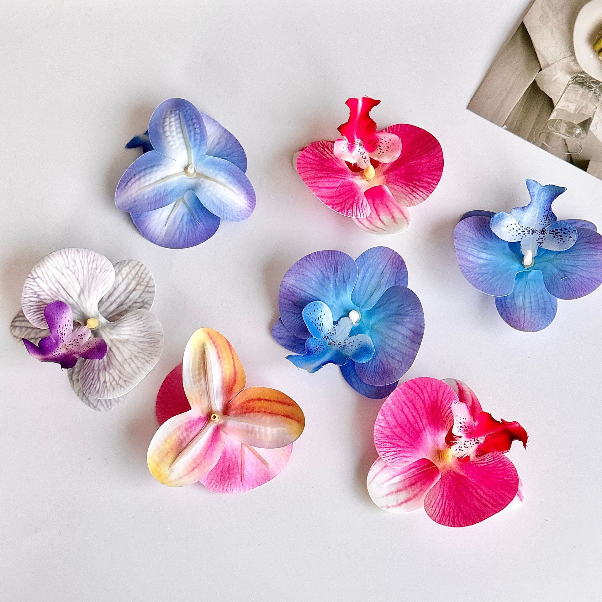 Simulación cabeza de flor de Phalaenopsis película impresa en 3D acompañante de boda caja de dulces de boda tocado de una sola flor de horquilla flor falsa