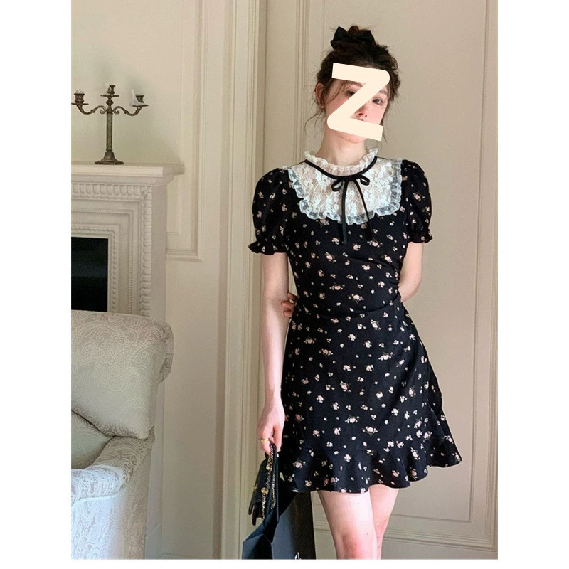 Черное платье с цветочным принтом во французском стиле ретро, ​​милый и милый стиль, короткая утягивающая юбка в стиле Хепберн высокого класса.