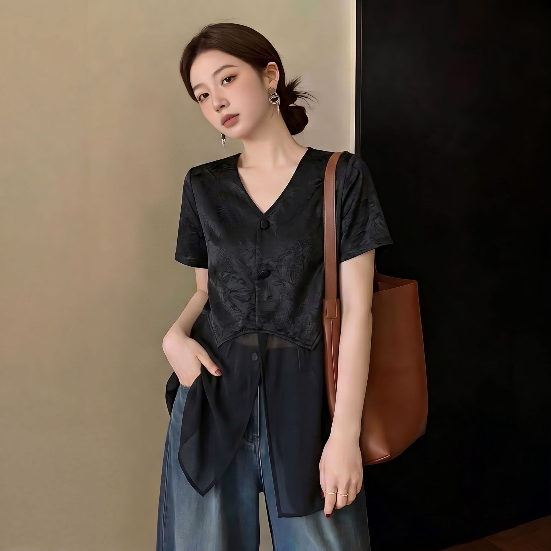 Áo sơ mi nữ cổ V tay ngắn chất liệu satin acetate phối lưới viền gấu — màu đen chi tiết 1