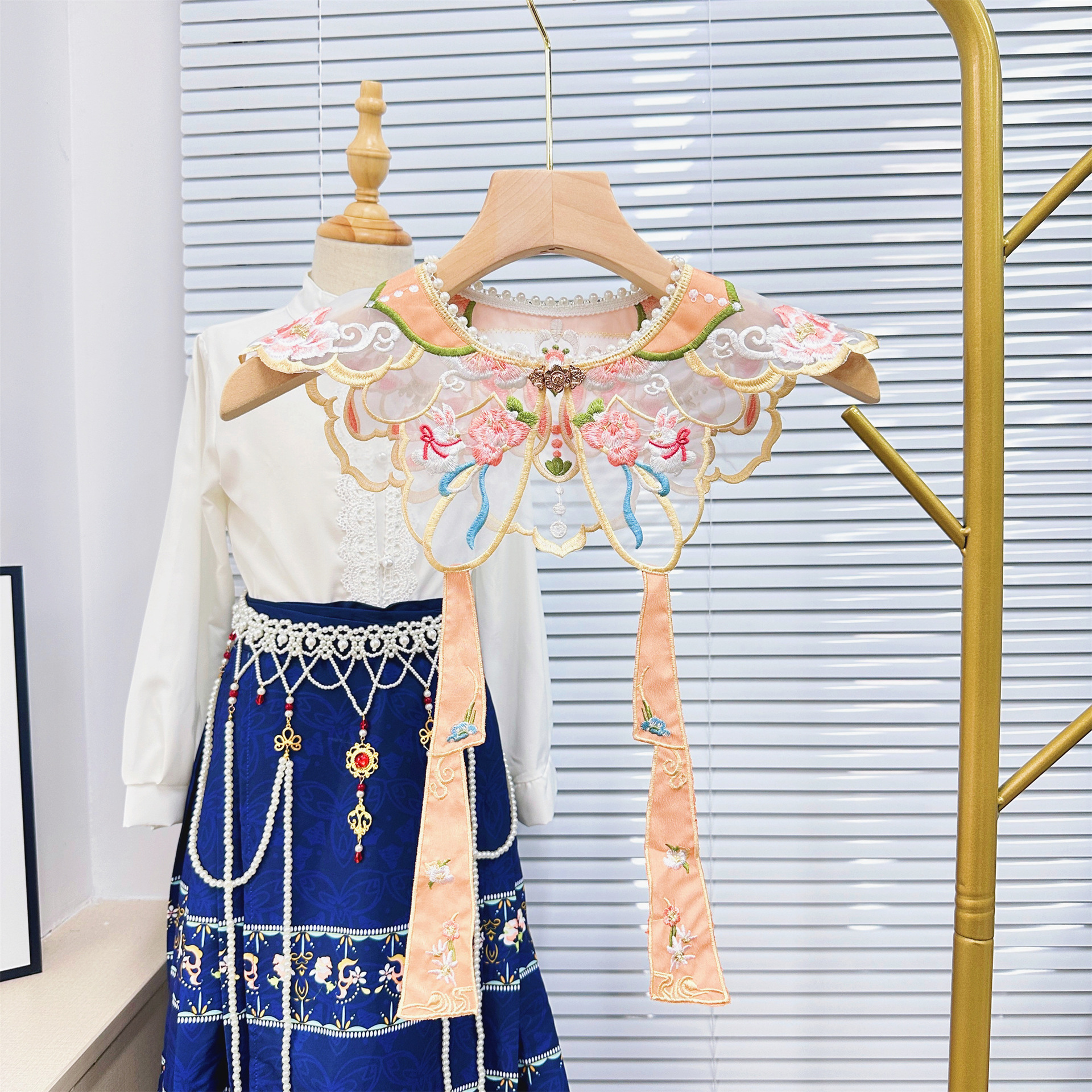 Nuevo cuello de estilo chino Graduación de la nube Chal Super Fairy Bordado Hanfu Falda de cara de caballo Correa bordada para niños Cuello falso