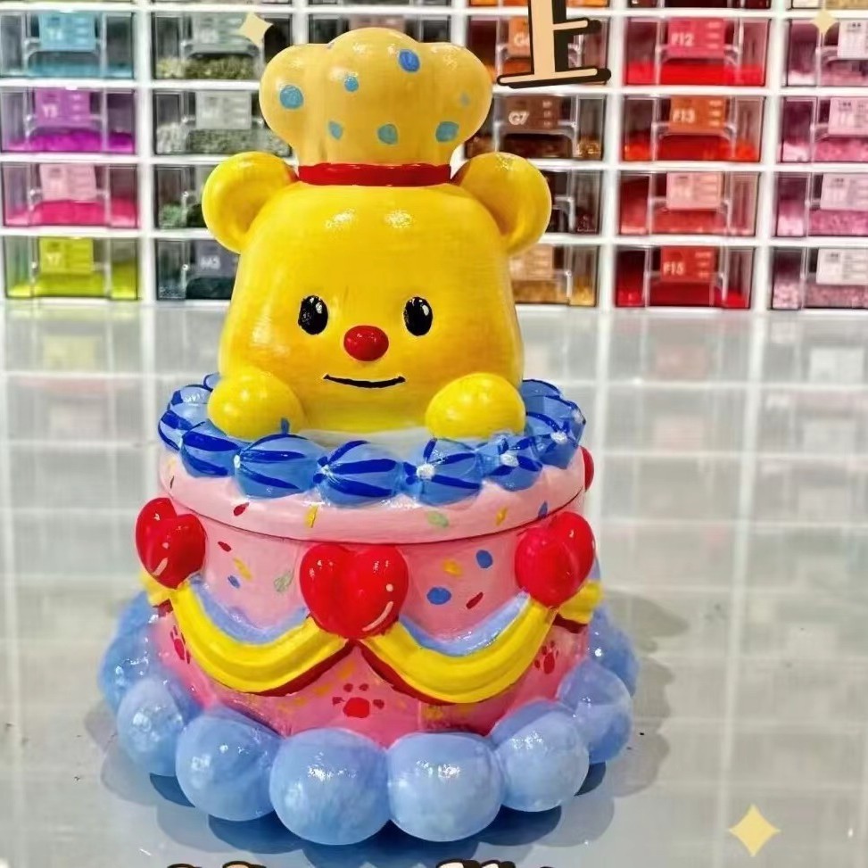 흰 배아가 있는 버터 곰 항아리