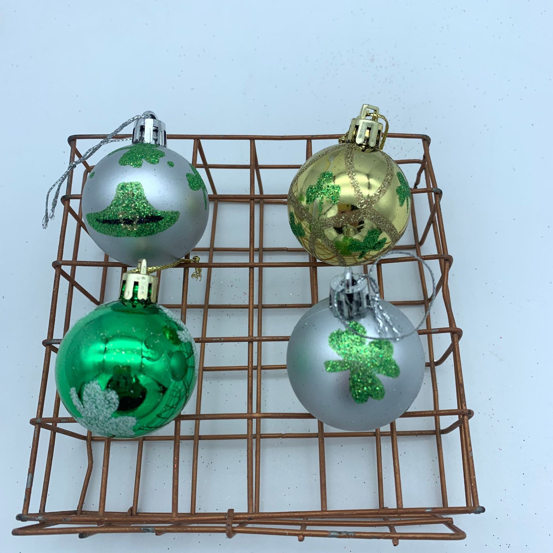 Bola decorativa transfronteriza Festival irlandés 4cm conjunto 12 decoraciones de Navidad colgante trébol