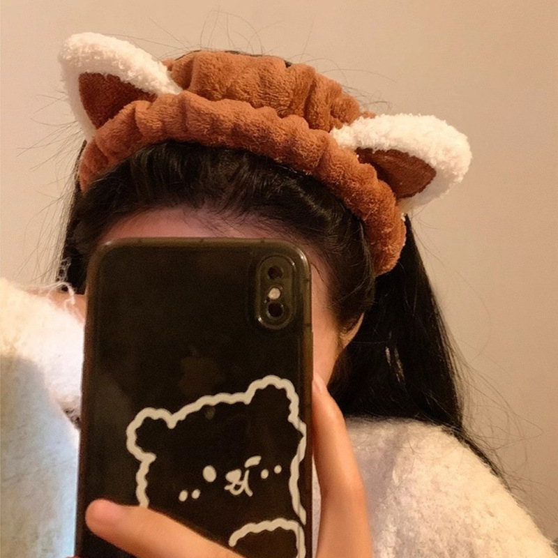 顔を洗って髪を洗って新型の少女の韓国の化粧をつけてマスクの専用のカチューシャをつけます。