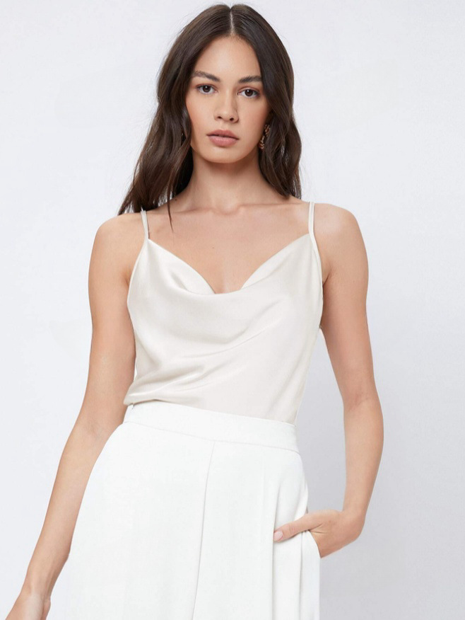 Camisola de satén de seda de imitación en el interior del traje
