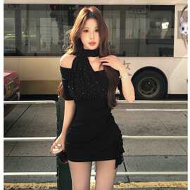 黑色挂脖连衣裙女2026夏御姐风斜肩露锁骨包臀修身显瘦气质高级感