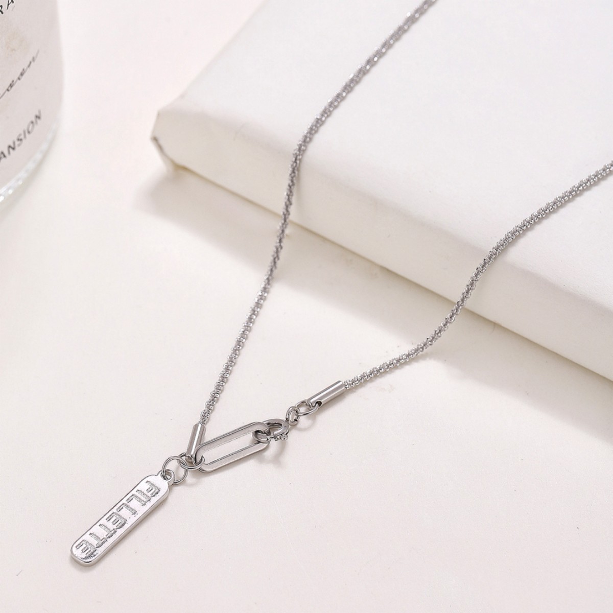 Mundo de aventura Ouyang Nana mismo collar 2023 nuevo nicho FILLETTE clavícula cadena colgante femenino