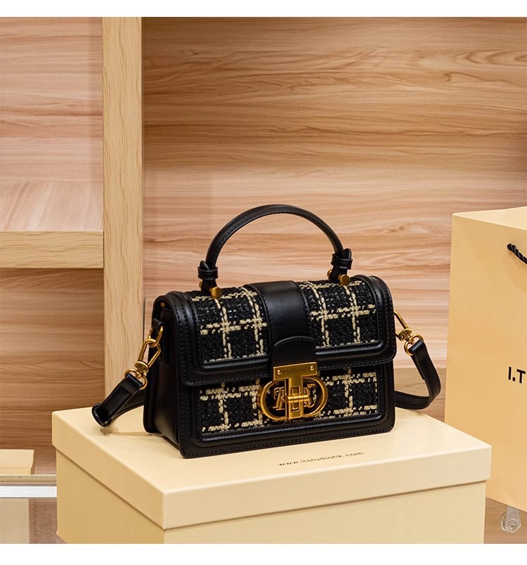 Túi xách tay da cổ điển vuông nhỏ phong cách Chanel, quai xách tay và đeo chéo — Màu đen w chi tiết 6