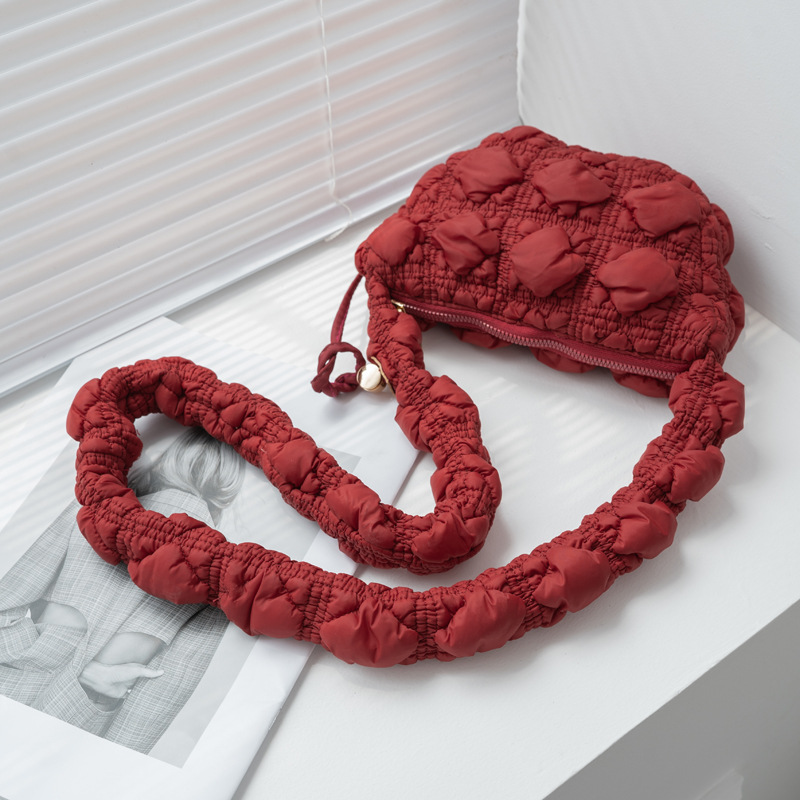 2024 nuevo bolso de las mujeres bolsa de nube plisada estilo coreano nicho todo partido bolsa de burbuja casual bolsa de masa de hombro bolsa de mensajero
