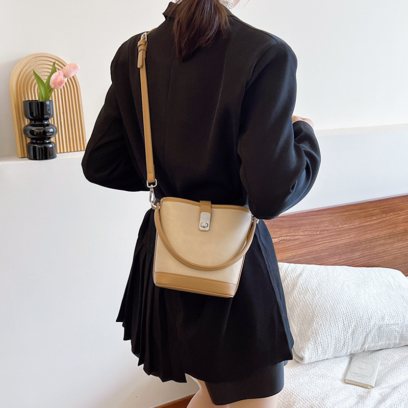 Bolsa de mano coreana de nicho universal, dama 2024 nuevo bolso de hombro, bolso de cubo de moda de alta calidad