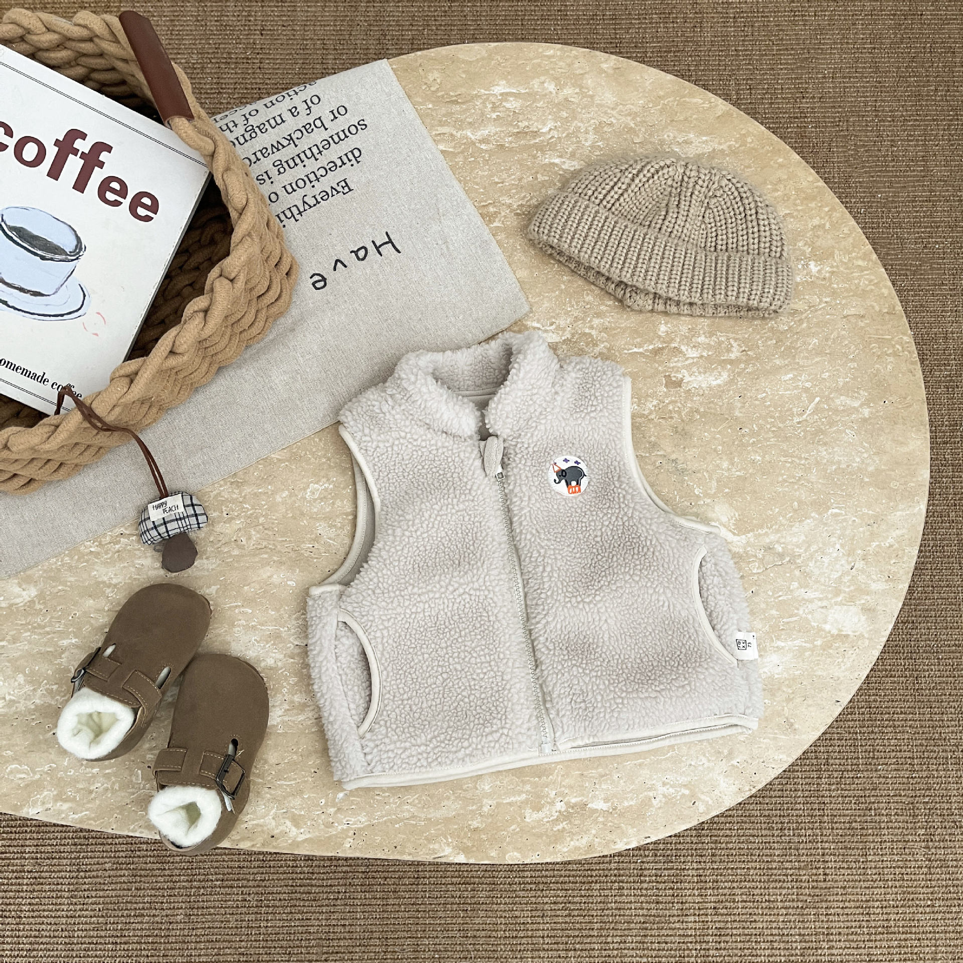 Baby chaleco más chaleco de terciopelo otoño y invierno engrosado vestido exterior para niños y niñas estilo extranjero cordero hombro caliente clip de marea