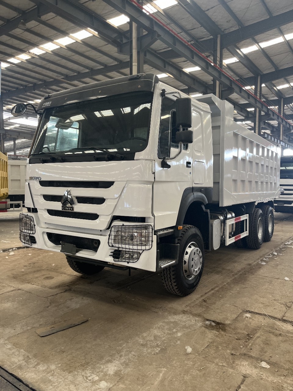 Export refurbished heavy-duty 6×4 HOWO cargo dump truck, 10-wheel rear-tipping 6x4, direct from the manufacturer