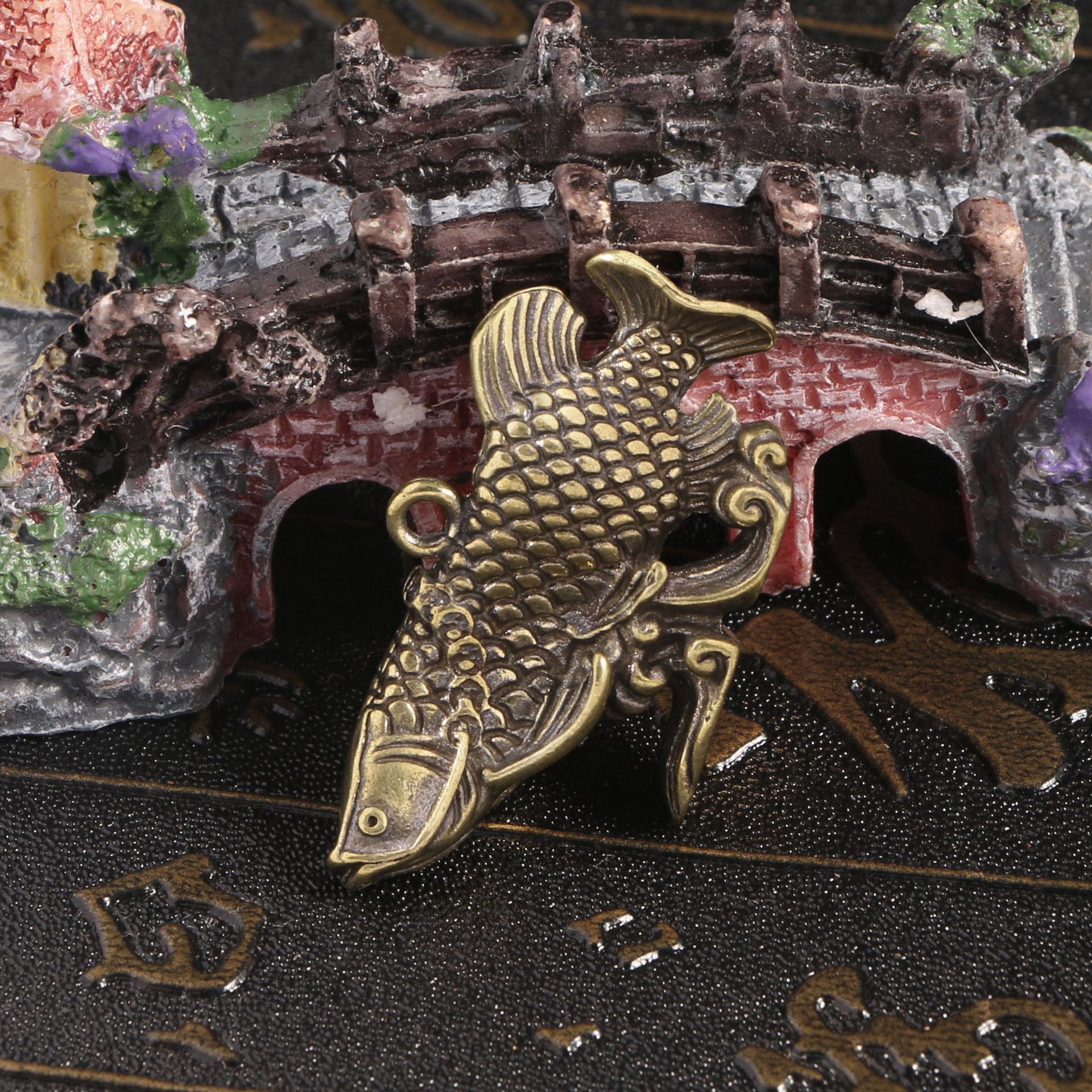 Antigua colección de antigüedades adornos latón antiguo dragón pescado coche llavero pequeño colgante cobre mango fábrica al por mayor