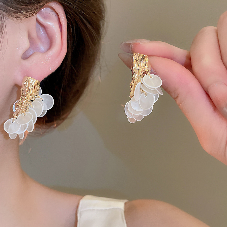 Pendientes de borla de concha redonda con aguja de plata Pendientes de temperamento de estilo de vacaciones junto al mar Pendientes de todo fósforo de alta gama de moda al por mayor