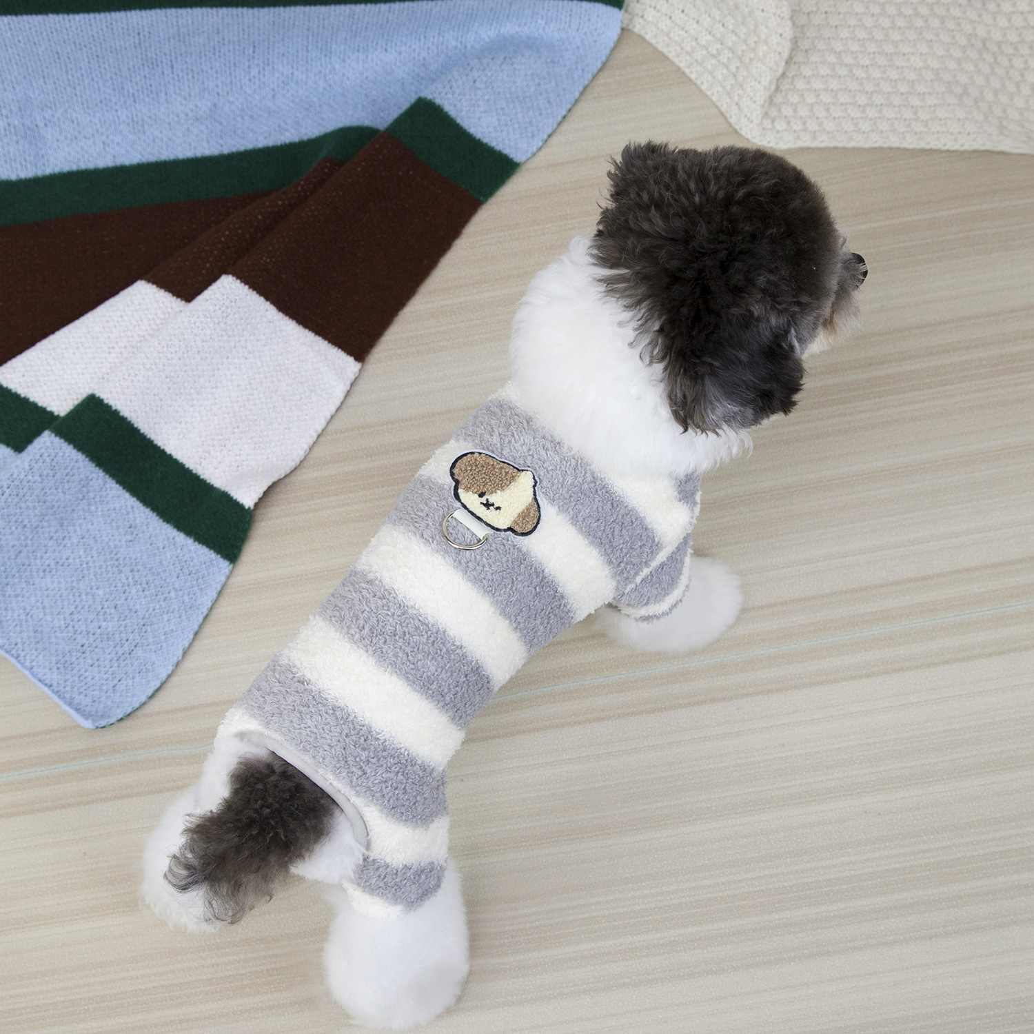 Ropa de mascotas, ropa de perro pequeño, ropa de gato, nueva fábrica de otoño y invierno al por mayor, 25 rayas de cuatro piernas de terciopelo