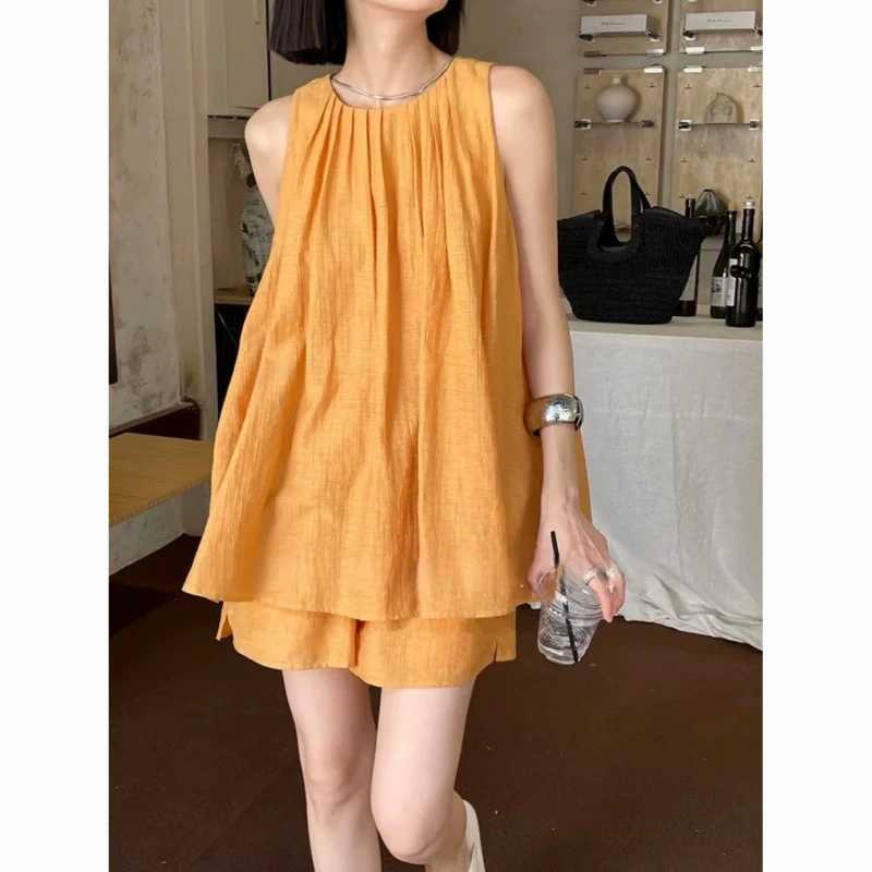 2025 новый летний костюм из хлопка и льна для женщин: безрукавный жилет с отворотами, тонкие свободные шорты, комплект из двух предметов, однотонный
