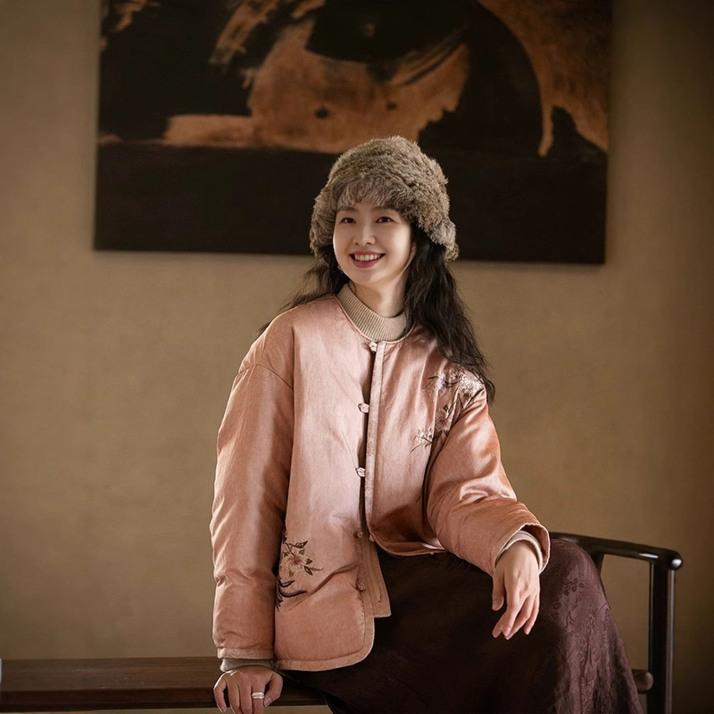 Down Jacket Women's New Embroidered White Duck down Loose Jacket Versatile Top Short B1111 Velvet down Scarf