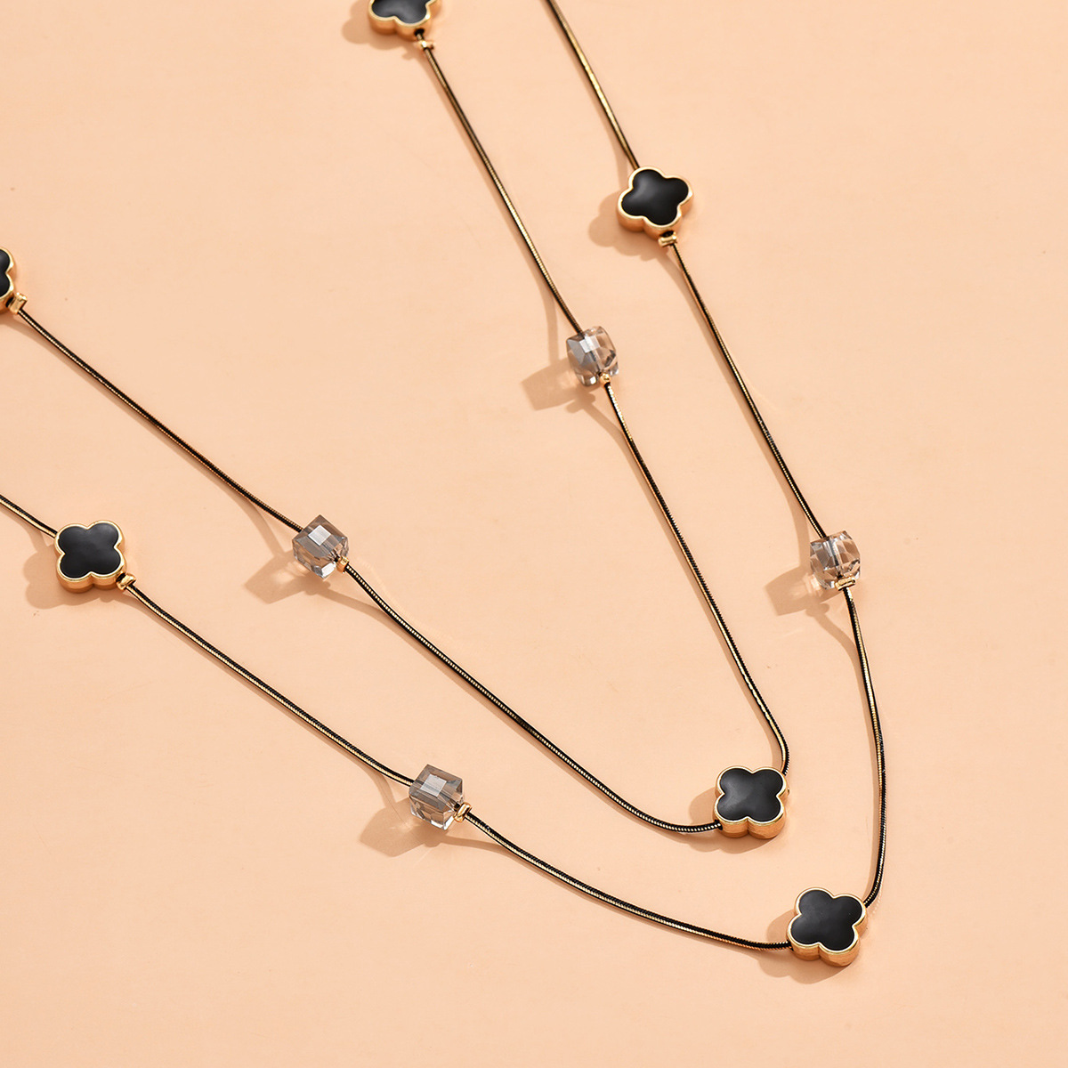 Cadena de suéter de cristal europeo y americano trébol de múltiples capas apilable collar largo suéter cadena Otoño e Invierno moda femenina a juego