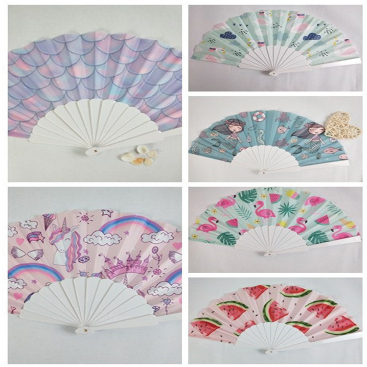 En stock 23cm hueso de plástico fresco ventilador plegable de plástico ventilador de una sola cara coloridas escamas de pescado