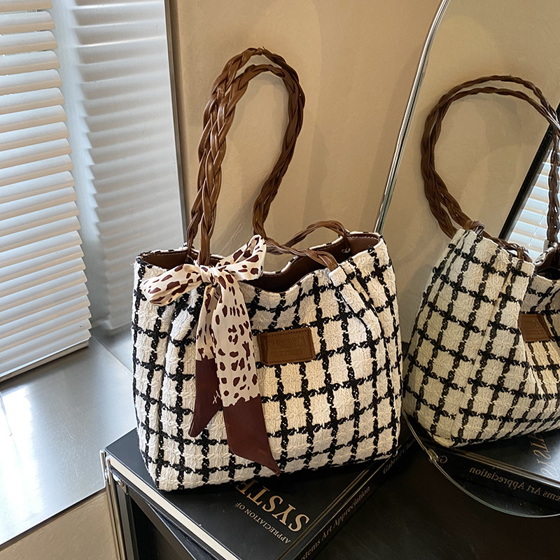 Escuela de tendencia brazo bolso 2025, primavera nuevo tween cuadriculado de color contrapeso trenzado viaje bolso de hombro de mujer