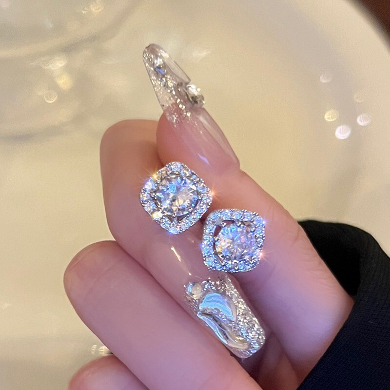 ファッショナブルでシンプル、絶妙で輝くフルダイヤモンドのスクエア型ダイヤモンドがちりばめられた、軽くて豪華な小さな角砂糖型の高級デザインイヤリング。|undefined