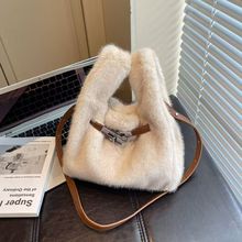 跨境秋冬季毛毛背心包2025新款锁扣手提水桶包毛茸茸单肩斜挎包