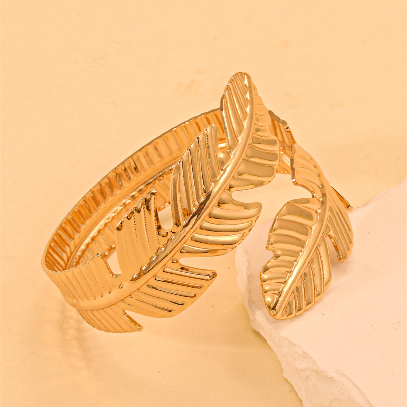 Europa y los Estados Unidos oro galvanizado imitación de frita abertura pulsera temperamento pulsera de moda transfronteriza lujo ligero alta sensación de joyas al por mayor