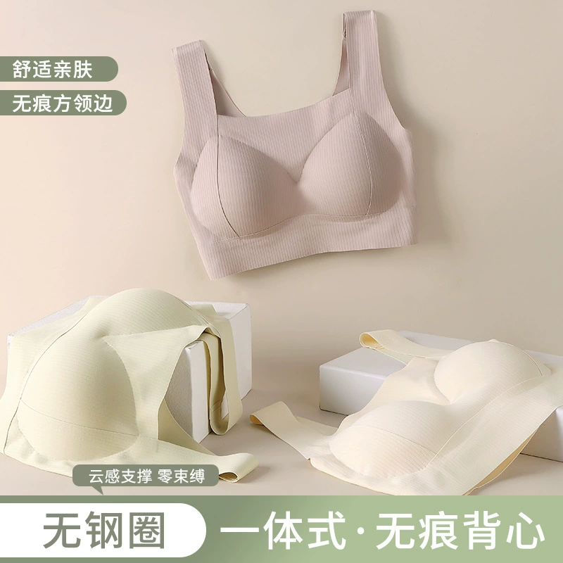 Прямая трансляция маленькой груди показывает большую и без следов нижнее белье